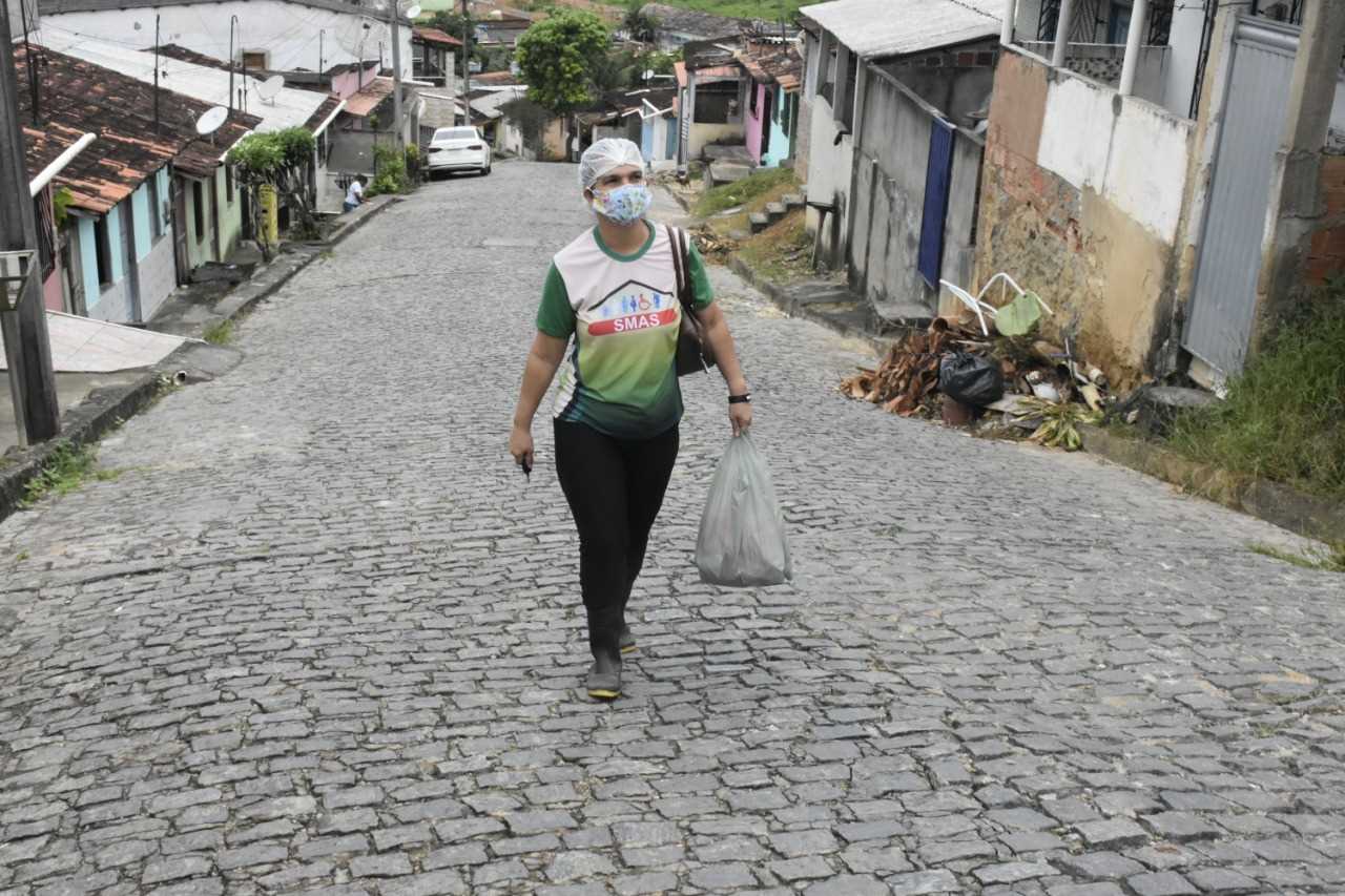 Camacã: Secretaria de Assistência Social faz entrega de pães e máscaras no Bairro Joana Angélica